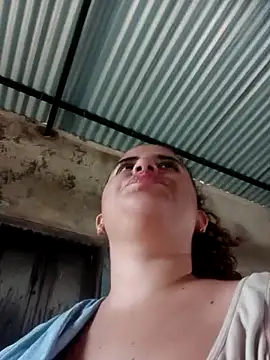 Snapshot of ValeriaSantos- chatting on 03/19/25, 11:25 ValeriaSantos- online show from 03/19/25, 11:25