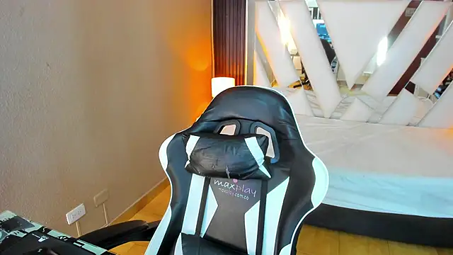 Linda4Petite online show from 03/31/26, 06:30