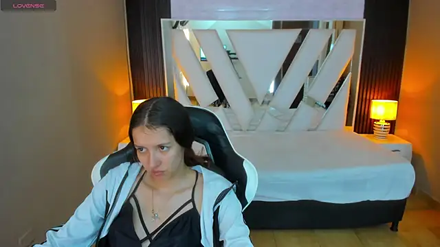 Linda4Petite online show from 04/17/26, 06:00