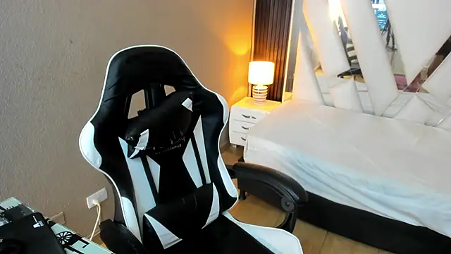 Snapshot of Linda4Petite chatting on 05/29/26, 06:50 Linda4Petite online show from 05/29/26, 06:50