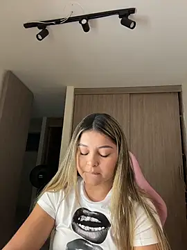 lunablossom  online show from 03/25/26, 12:27