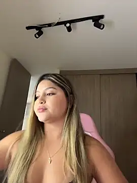 lunablossom  online show from 03/25/26, 10:27