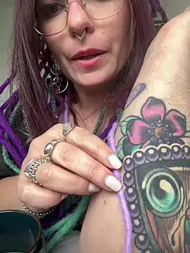 Snapshot of LunaMoongirl chatting on 12/10/24, 01:33 LunaMoongirl online show from 12/10/24, 01:33