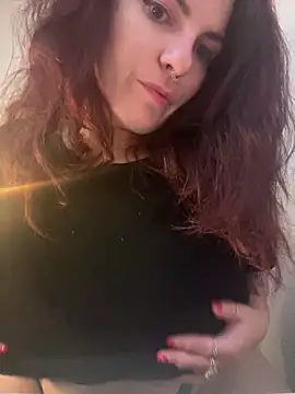 Snapshot of LunaMoongirl chatting on 12/16/24, 04:05 LunaMoongirl online show from 12/16/24, 04:05