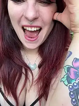 Snapshot of LunaMoongirl chatting on 03/04/25, 01:28 LunaMoongirl online show from 03/04/25, 01:28