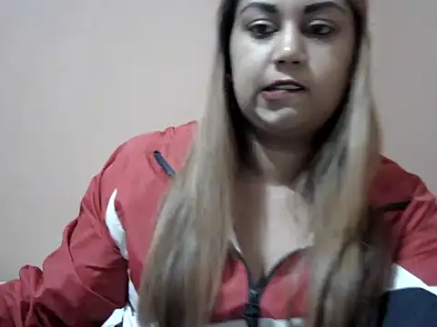 Snapshot of bellachow10 chatting on 12/13/25, 07:53 bellachow10 online show from 12/13/25, 07:53