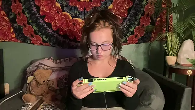 Snapshot of sweetandwet_daddy chatting on 10/22/25, 12:44 sweetandwet daddy online show from 10/22/25, 12:44