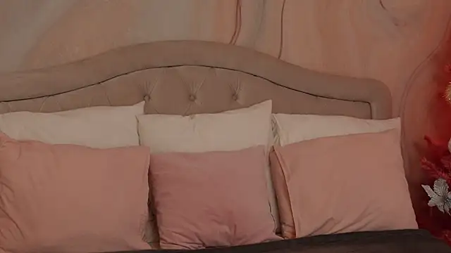 Snapshot of OliviaSirena chatting on 12/14/24, 11:23 OliviaSirena online show from 12/14/24, 11:23