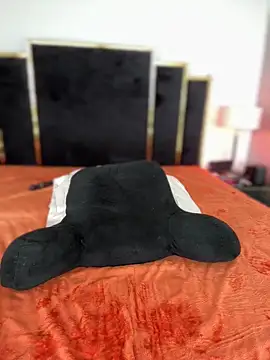 Snapshot of KarissaChantelle chatting on 01/01/25, 12:11 KarissaChantelle online show from 01/01/25, 12:11