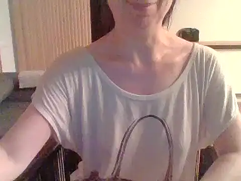 Snapshot of Moi_Lina chatting on 07/18/26, 09:51 Moi Lina online show from 07/18/26, 09:51