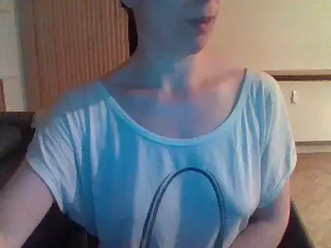 Snapshot of Moi_Lina chatting on 07/21/26, 10:45 Moi Lina online show from 07/21/26, 10:45