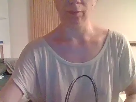 Snapshot of Moi_Lina chatting on 08/04/26, 10:23 Moi Lina online show from 08/04/26, 10:23