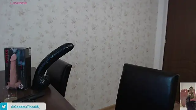 Snapshot of Goddess_Tina chatting on 10/22/25, 04:40 Goddess Tina online show from 10/22/25, 04:40