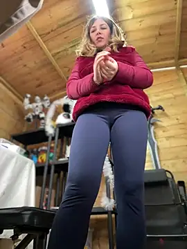 Snapshot of DaisyVibesss chatting on 12/08/24, 10:08 DaisyVibesss online show from 12/08/24, 10:08