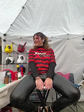 Snapshot of DaisyVibesss chatting on 02/23/25, 01:10 DaisyVibesss online show from 02/23/25, 01:10