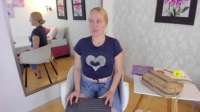 Snapshot of EmilySumer chatting on 03/07/25, 08:33 EmilySumer online show from 03/07/25, 08:33