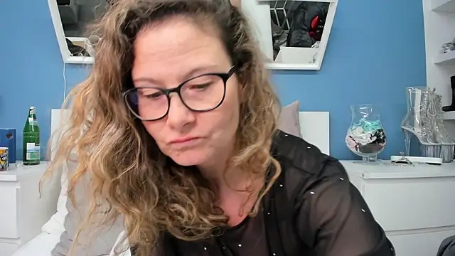 izzy-mendosa online show from 04/13/26, 03:17