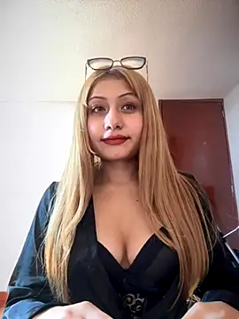 Snapshot of _Danna chatting on 11/29/25, 01:47 Danna online show from 11/29/25, 01:47