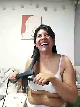 aisha latina online show from 12/21/24, 11:45