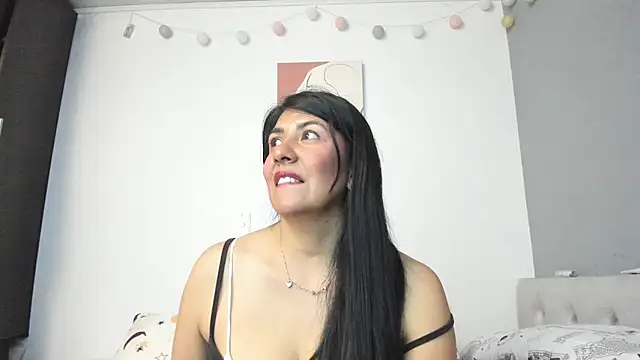 aisha latina online show from 01/15/25, 04:54