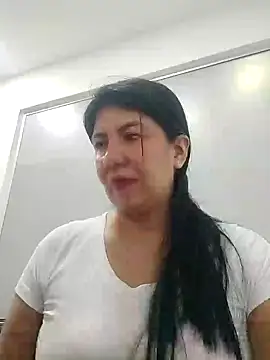 aisha latina online show from 01/21/25, 03:21