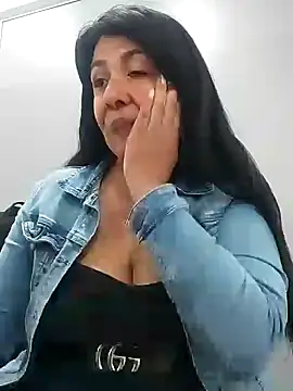 aisha latina online show from 02/05/25, 02:16