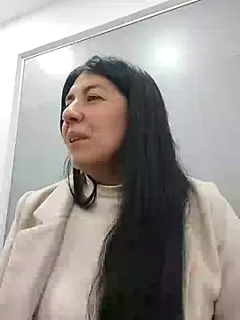 aisha latina online show from 02/14/25, 01:40