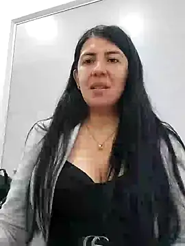 aisha latina online show from 02/21/25, 04:37