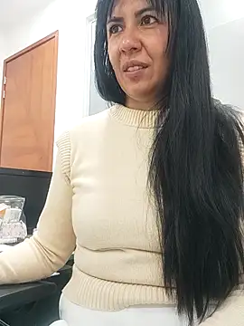 aisha latina online show from 09/15/25, 02:17