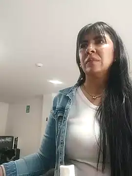 aisha latina online show from 10/07/25, 04:26