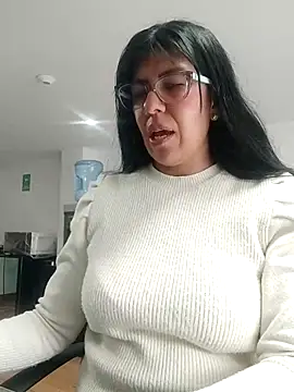 aisha latina online show from 10/14/25, 02:07