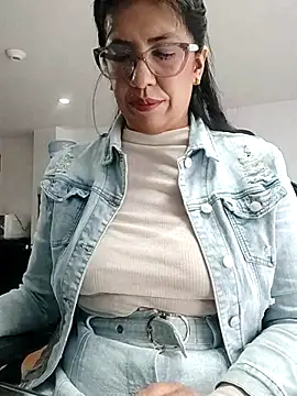 aisha latina online show from 10/17/25, 03:36