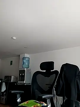 aisha latina online show from 11/12/25, 02:50