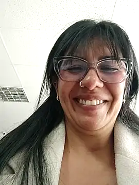 aisha latina online show from 11/28/25, 04:42