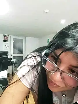 aisha latina online show from 04/01/26, 02:47