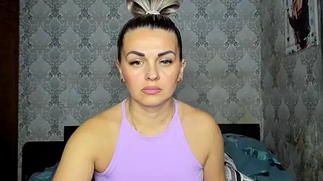 NicoletMoore online show from 12/15/25, 08:13