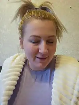 Snapshot of Marushka chatting on 12/15/24, 02:05 Marushka online show from 12/15/24, 02:05