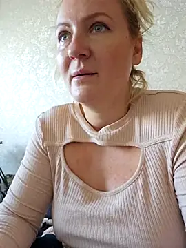 Snapshot of Marushka chatting on 10/02/25, 06:09 Marushka online show from 10/02/25, 06:09