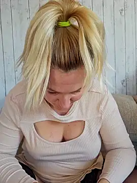 Snapshot of Marushka chatting on 10/08/25, 08:56 Marushka online show from 10/08/25, 08:56