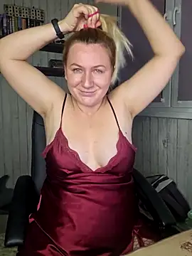 Snapshot of Marushka chatting on 12/15/25, 03:33 Marushka online show from 12/15/25, 03:33