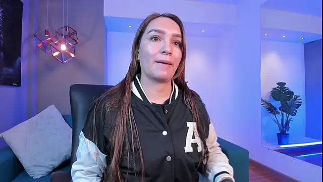 miataylorr1 online show from 11/01/25, 12:07