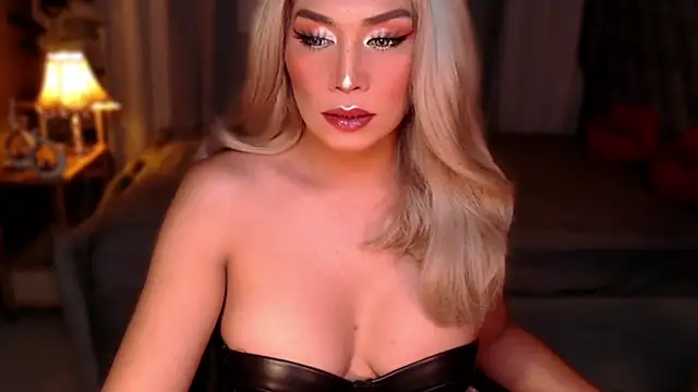 Snapshot of QUEEN_GIAMOORE69 chatting on 05/23/26, 11:31 QUEEN GIAMOORE69 online show from 05/23/26, 11:31