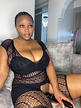 Snapshot of Hyra_Ari chatting on 10/31/25, 06:25 Hyra Ari online show from 10/31/25, 06:25