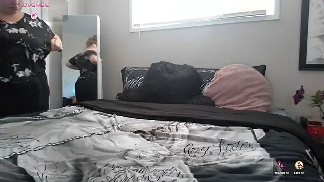 julimonroe online show from 10/19/25, 04:07