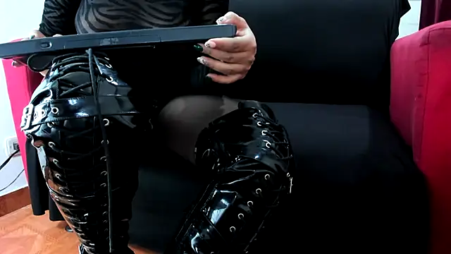 Snapshot of MissVioleta1 chatting on 02/19/25, 06:44 MissVioleta1 online show from 02/19/25, 06:44