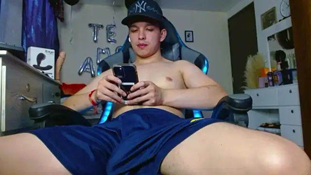 Snapshot of Angel-Twink chatting on 06/21/26, 04:09 Angel-Twink online show from 06/21/26, 04:09