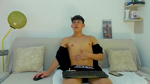 Snapshot of logan_thomas chatting on 12/21/25, 08:05 logan thomas online show from 12/21/25, 08:05