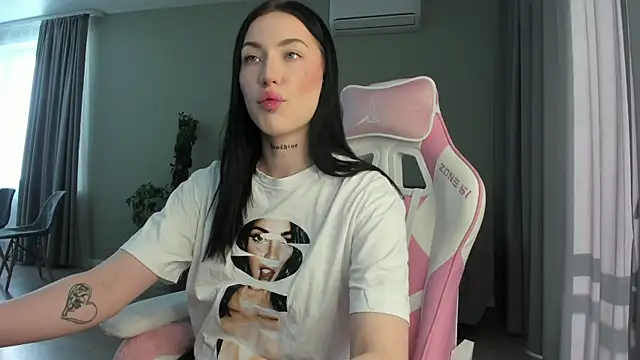 Snapshot of JenniferQueen11 chatting on 02/19/25, 08:22 JenniferQueen11 online show from 02/19/25, 08:22