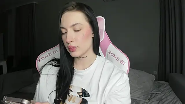 Snapshot of JenniferQueen11 chatting on 03/16/25, 01:27 JenniferQueen11 online show from 03/16/25, 01:27