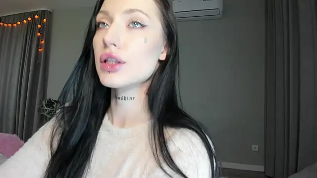 Snapshot of JenniferQueen11 chatting on 10/24/25, 01:18 JenniferQueen11 online show from 10/24/25, 01:18